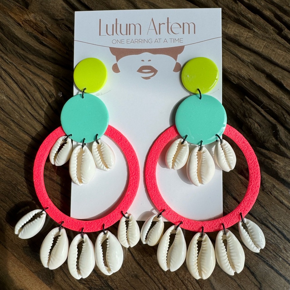 🆕 never worn neon colors statement lightweight earrings with sea shells 🐚
